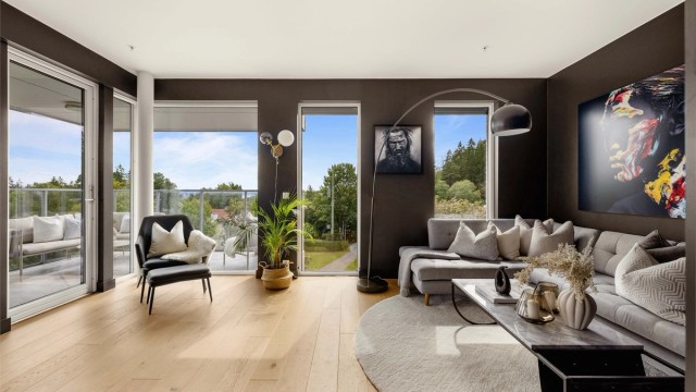 Dette er en lys og attraktiv hjørneleilighet med praktisk planløsning, store vindusflater og utgang til en herlig balkong med utsikt. Foto: Studio Solberg.