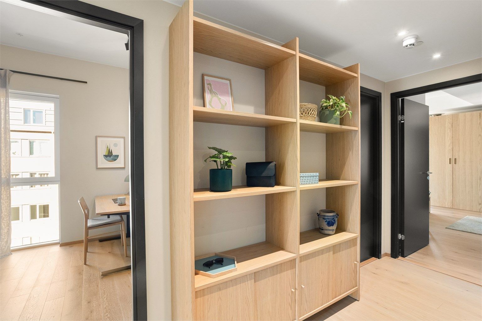 Romslig entré med gode oppbevaringsmuligheter for yttertøy og sko.