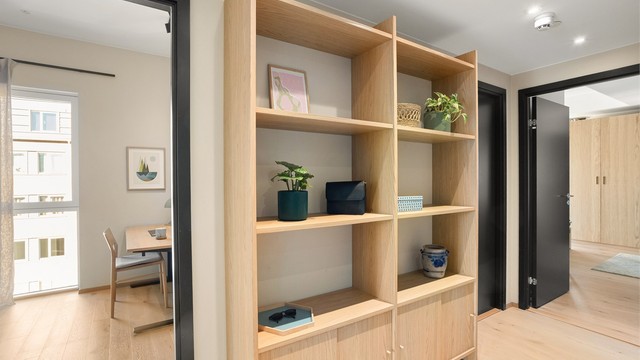 Romslig entré med gode oppbevaringsmuligheter for yttertøy og sko.