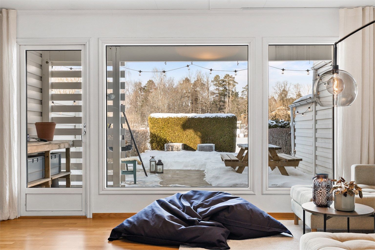 I selve TV-stuen er det plass til sittegruppe og TV-område. Her er det også peis for ekstra varme og hygge på kjølige dager. Utgang til markterrasse og hage.