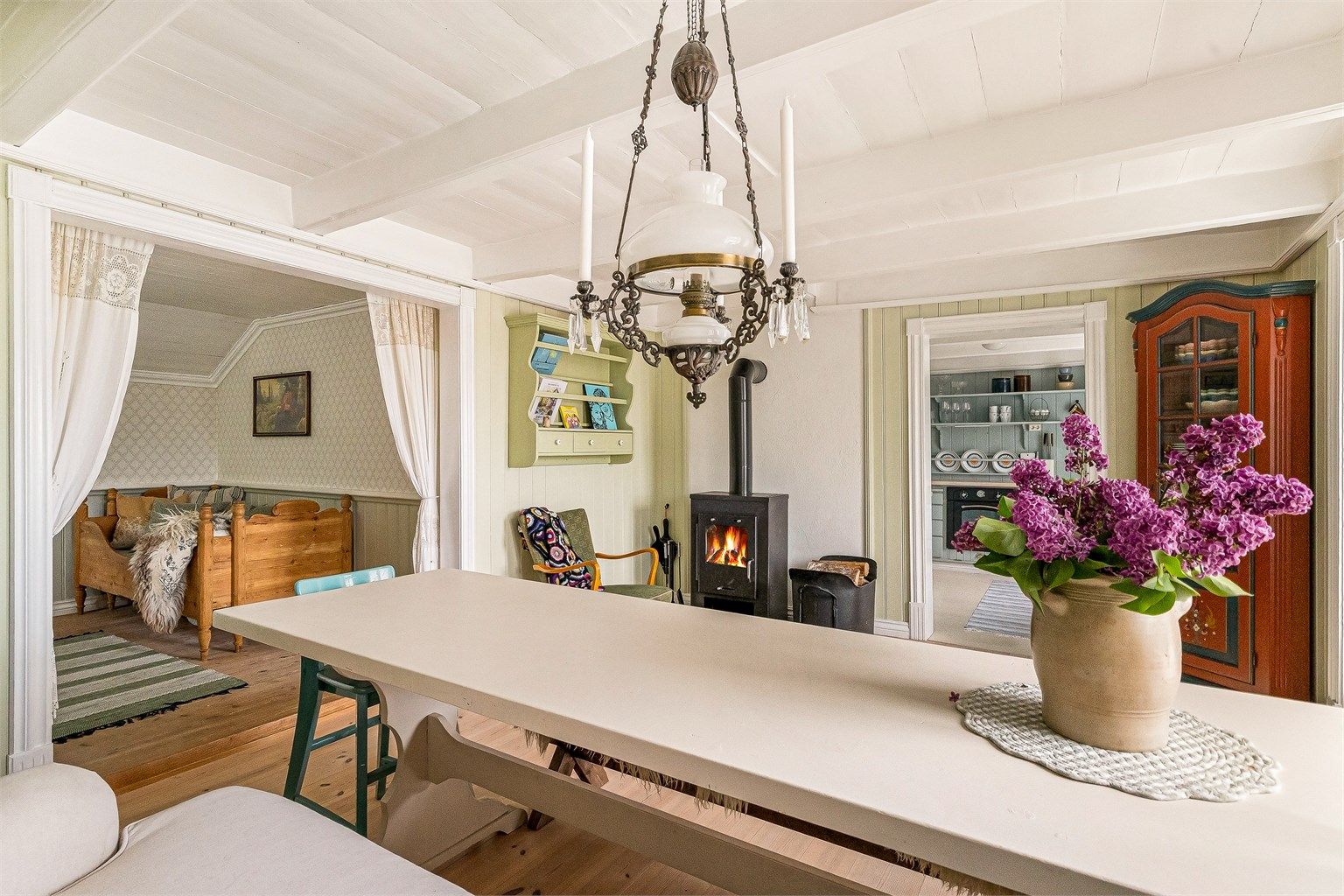 I stua er det plass til langbord.