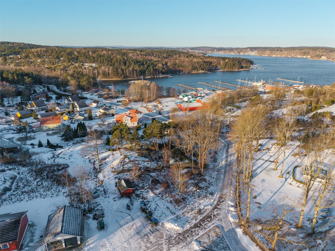 Eiendommen ligger i et rolig og etablert område, med kort vei til sjøen og umiddelbar nærhet til idylliske friområder og turløyper, som gir svært gode rekreasjonsmuligheter året rundt.
