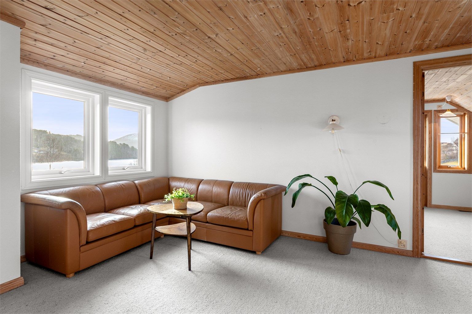 Fra loftstuen er det flott utsikt mot syd mot fjorden og knekott i vegger mot nord.