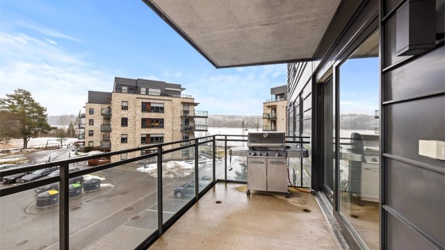 Balkongen har en solid betongkonstruksjon med et moderne rekkverk i metall og glass.