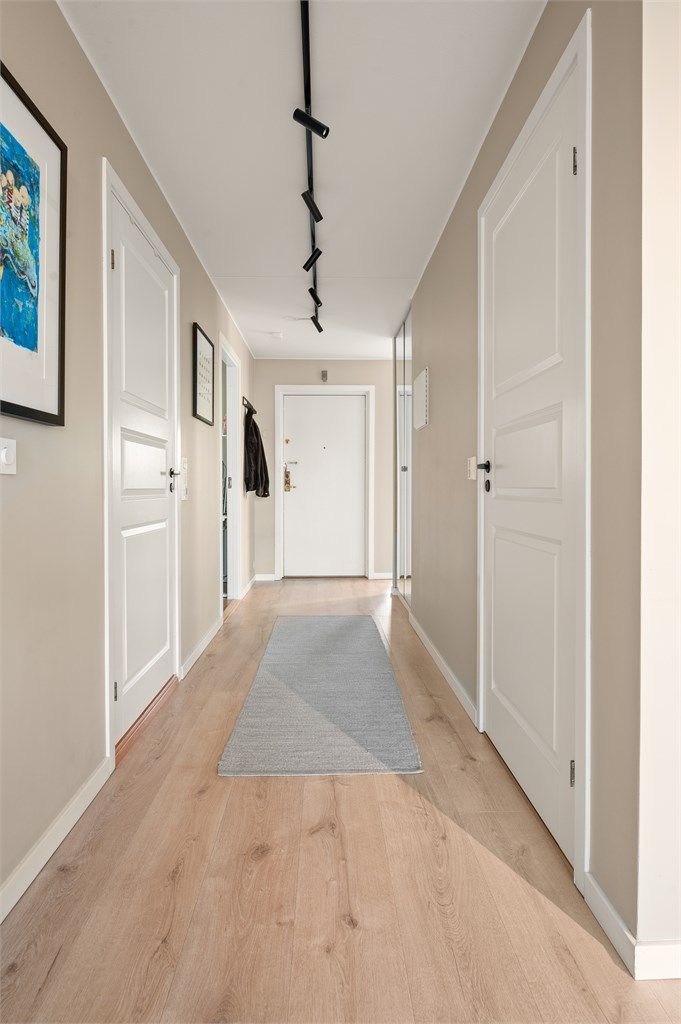 En lang gang forbinder entréen med stuen og gir en god romseparasjon.