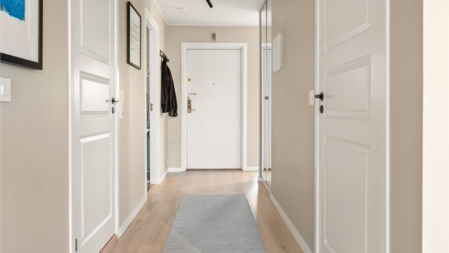 En lang gang forbinder entréen med stuen og gir en god romseparasjon.