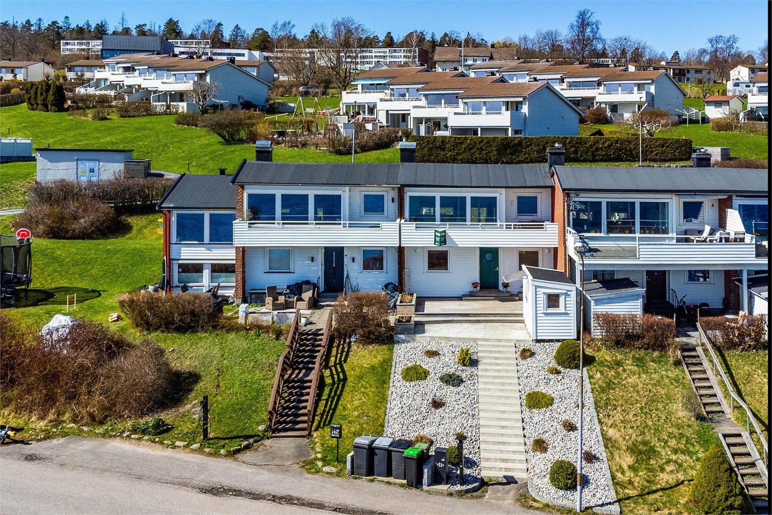 Boligen har en svært attraktiv plassering i første rekke på Framnes, få meter unna vannkanten. Fotograf; Børge Oppegård.