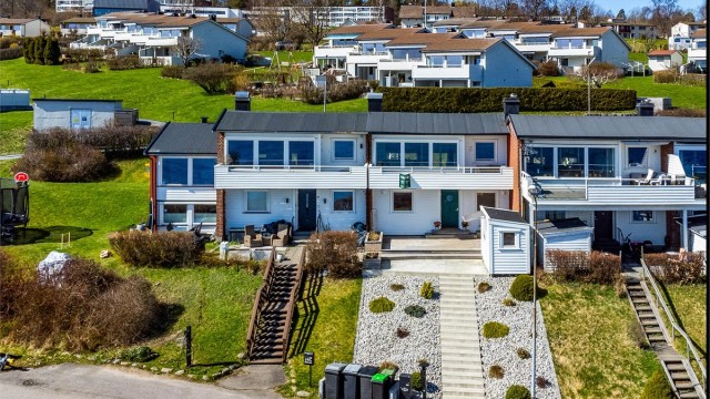 Boligen har en svært attraktiv plassering i første rekke på Framnes, få meter unna vannkanten. Fotograf; Børge Oppegård.