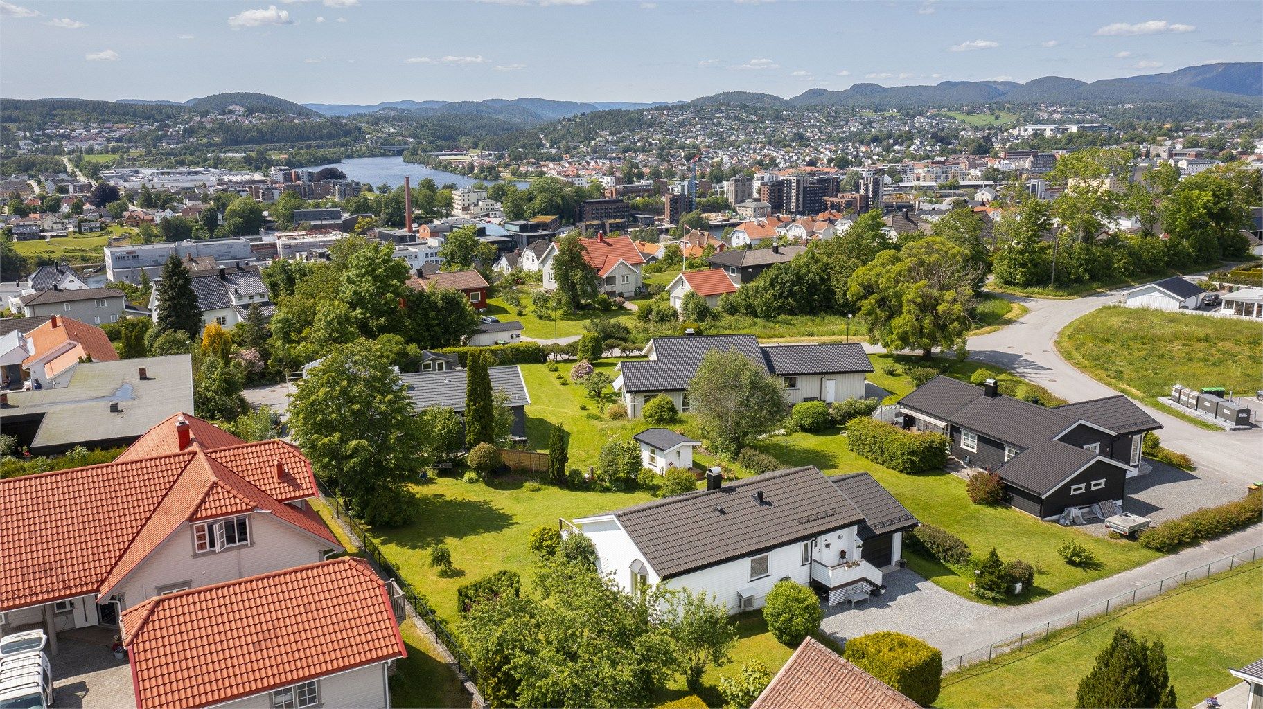Eiendommen ligger attraktivt på Bratsberg med en fin og usjenert tomt