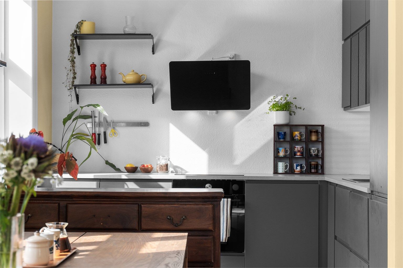 Leiligheten ligger høyt og fritt i 4.etg med utsikt mot Ekeberg fra fransk balkong. 