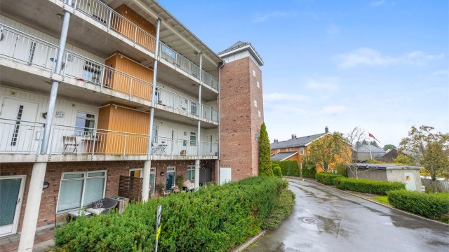 Sentral beliggenhet i Ask med få minutters gange til butikker og kollektivtransport.