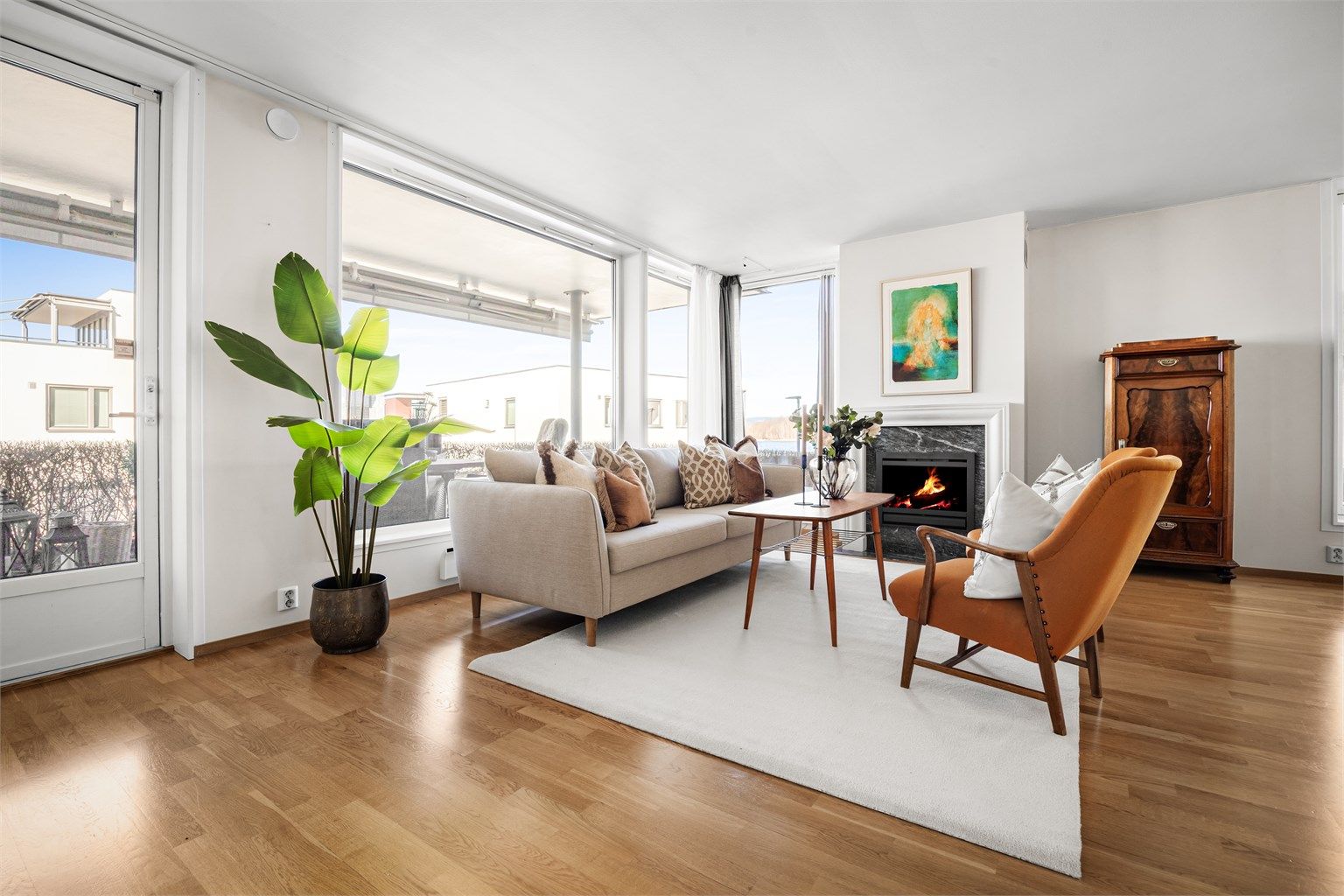 Stuen har parkett på gulvet og direkte utgang til den store, steinsatte uteplassen.