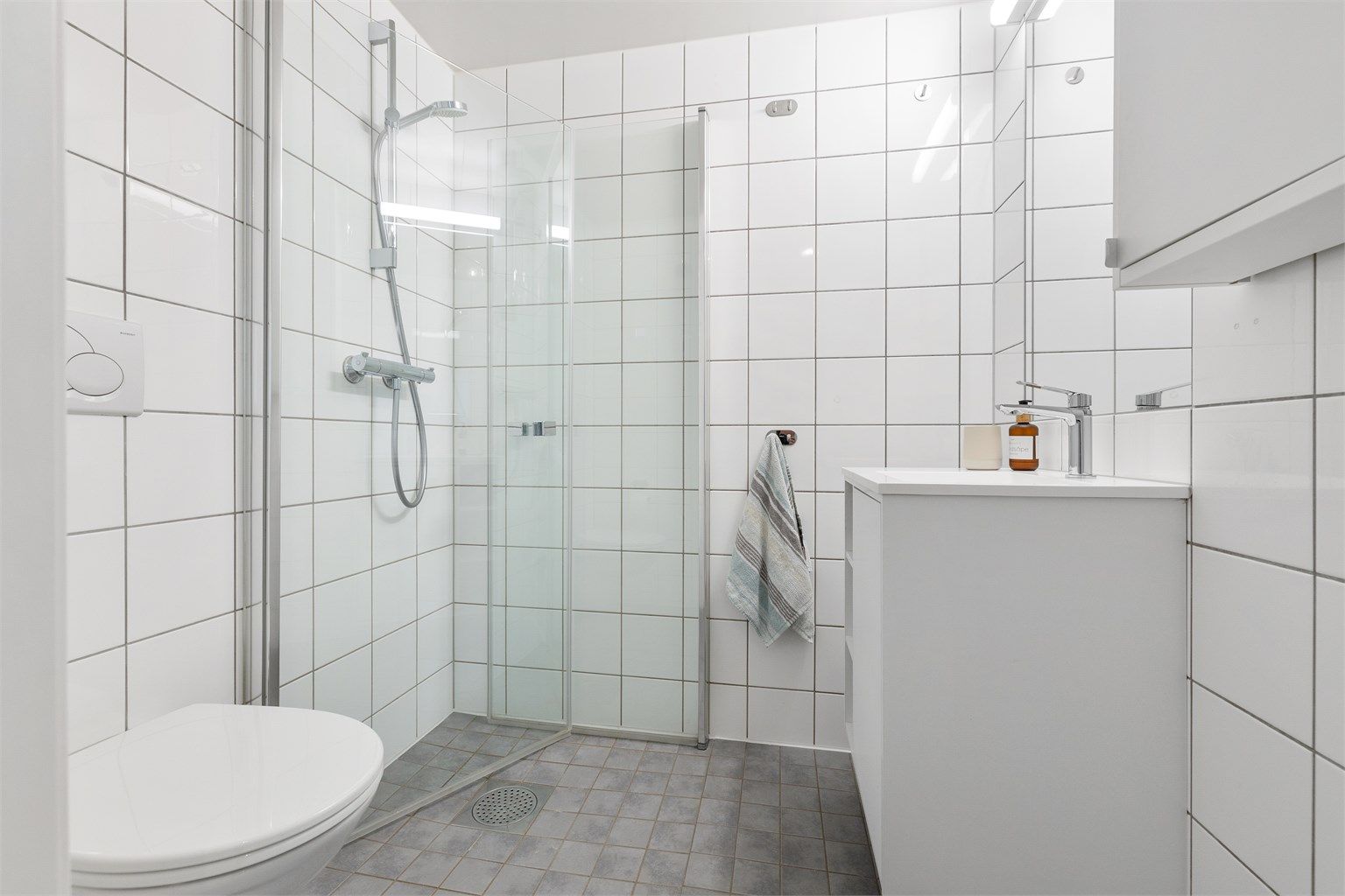 Hybelens bad er også en prefabrikkert modul med gulvvarme, dusjhjørne og vegghengt toalett.