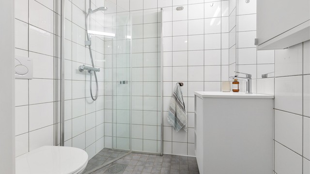 Hybelens bad er også en prefabrikkert modul med gulvvarme, dusjhjørne og vegghengt toalett.