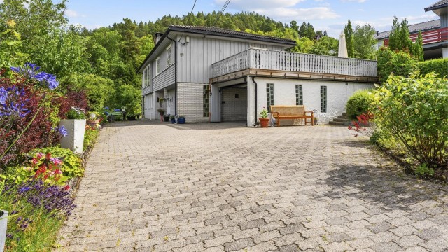 Pent opparbeidet innkjørsel og rikelig med parkeringsplass. Foto: A7 Media