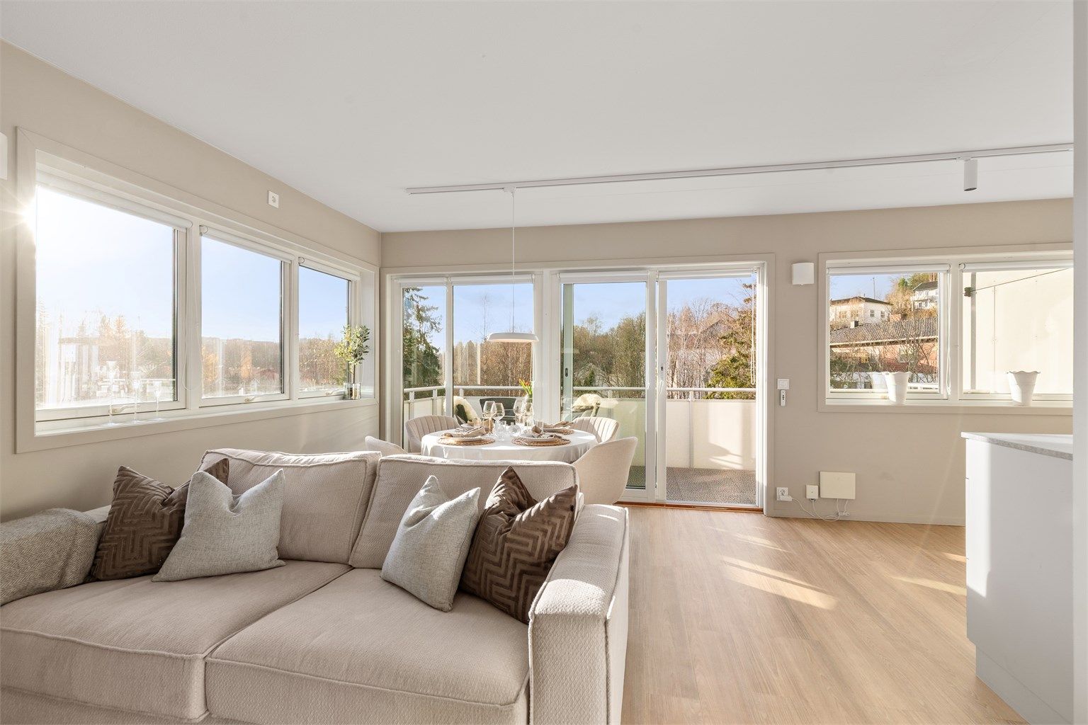 Leiligheten har en åpen løsning mellom kjøkken og stue, med plass til spisebord