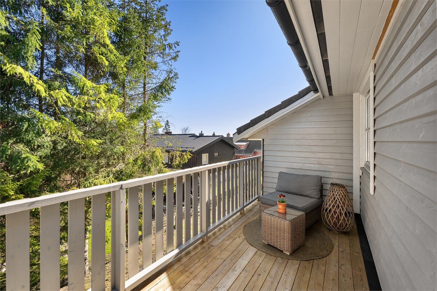 Verandaen på 11 m² har utgang fra kjøkkenet og er belagt med terrassebord.