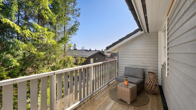 Verandaen på 11 m² har utgang fra kjøkkenet og er belagt med terrassebord.
