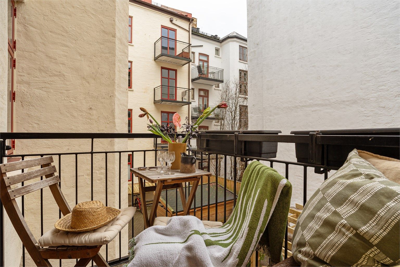 En lys og lekker 3-roms andelsleilighet i en klassisk bygård fra 1898, midt i hjertet av populære Grünerløkka. Foto: Kevin Fauske / Fotostallen