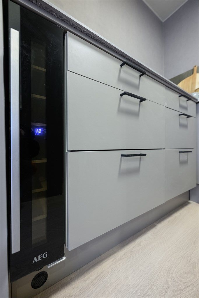 Kjøkkenet er fullt utstyrt med integrerte hvitevarer, inkludert stekeovn, platetopp, oppvaskmaskin og vinskap.