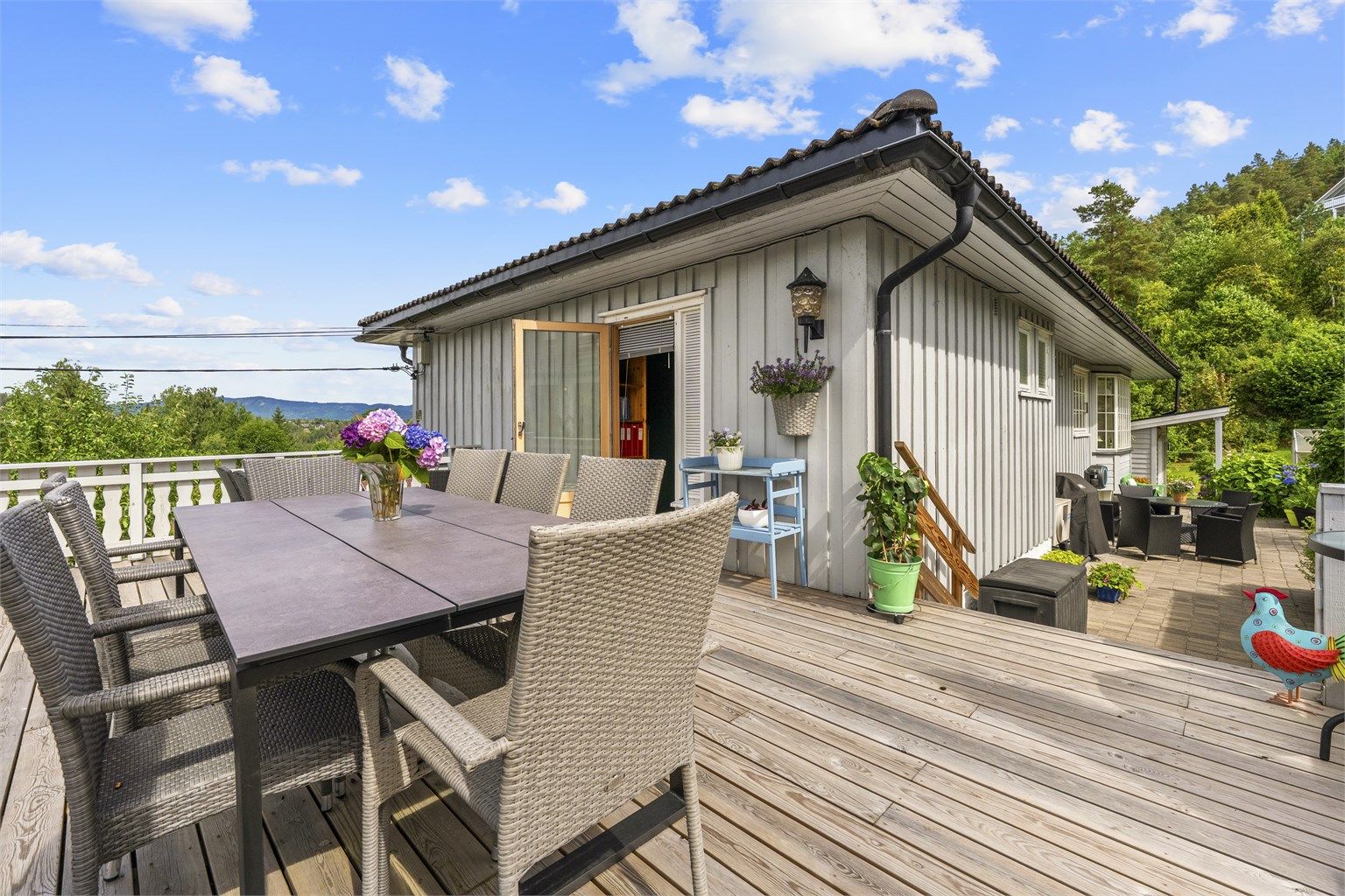 Eiendommen byr på flere fine og solrike uteplasser