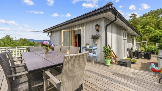 Eiendommen byr på flere fine og solrike uteplasser