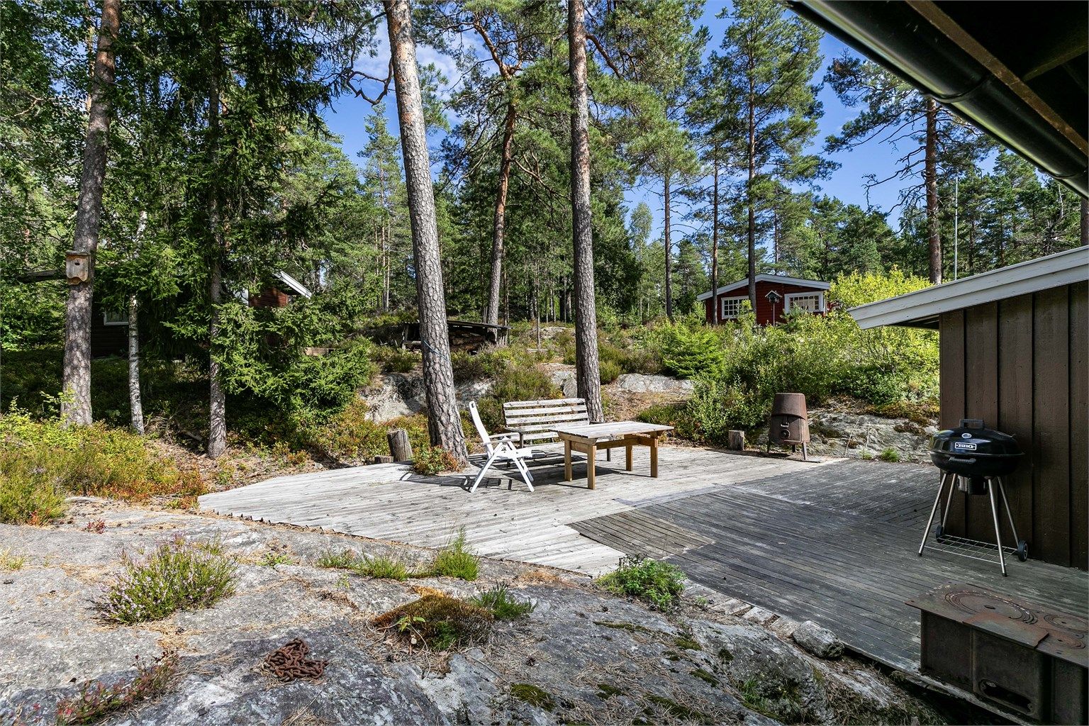 Utenfor inngangspartiet er det anlagt både terrasse og platting. Sistnevnte er oppmålt til ca. 45 kvm.