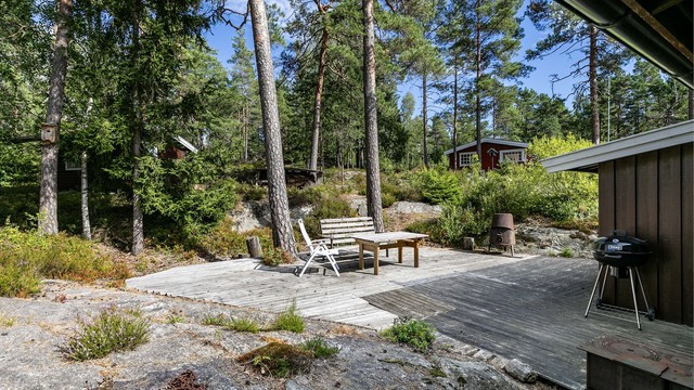 Utenfor inngangspartiet er det anlagt både terrasse og platting. Sistnevnte er oppmålt til ca. 45 kvm.