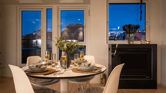 Hyggelig spiseplass med god plass til flere rundt bordet, eventuelt til større selskapsbord.