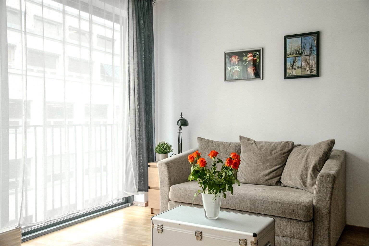 Det er plass til sofaseksjon ved vinduene. 