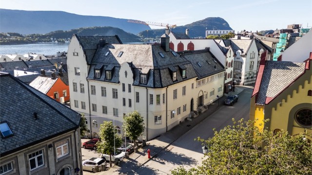 Bygården har en sentral og populær beliggenhet i bysentrum med kort veg til det aller meste en trenger i hverdagen