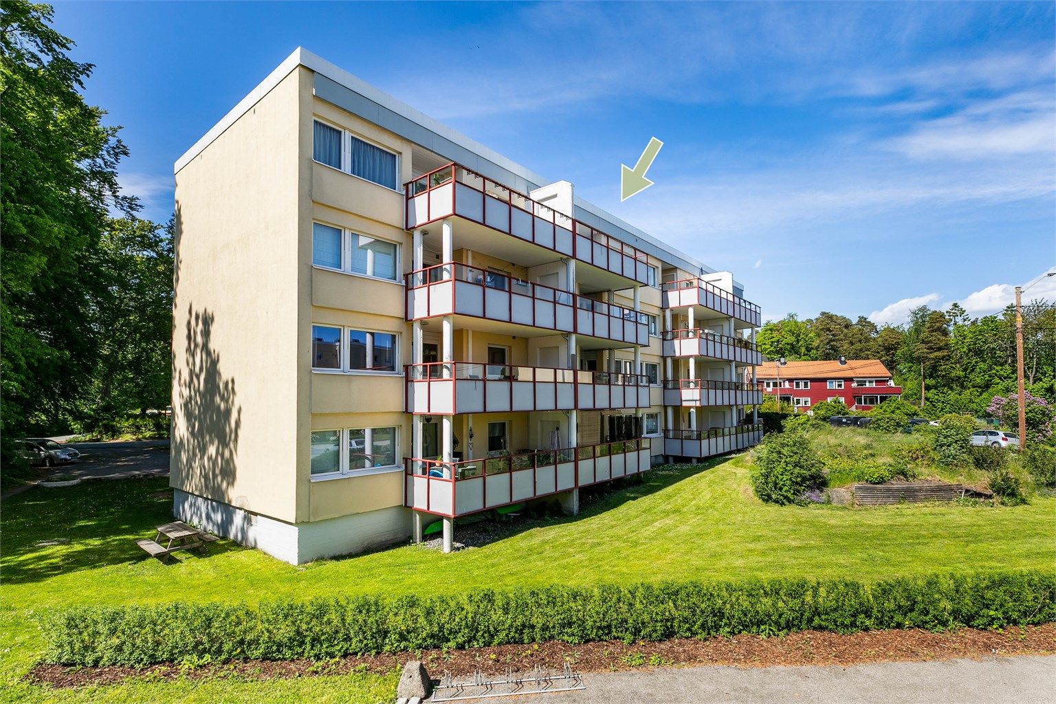 Leiligheten ligger luftig til i øverste etasje, med altan mot sør-øst.