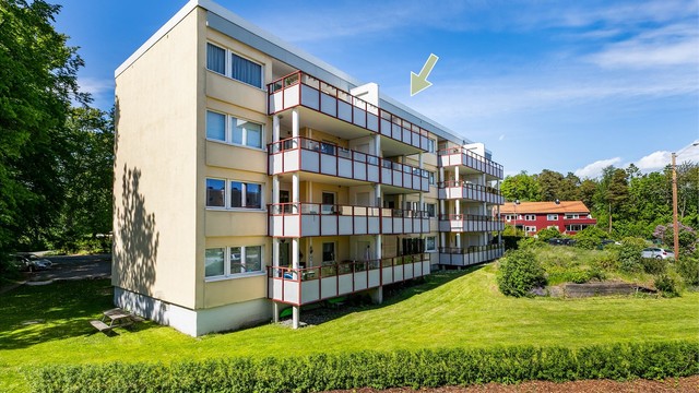 Leiligheten ligger luftig til i øverste etasje, med altan mot sør-øst.