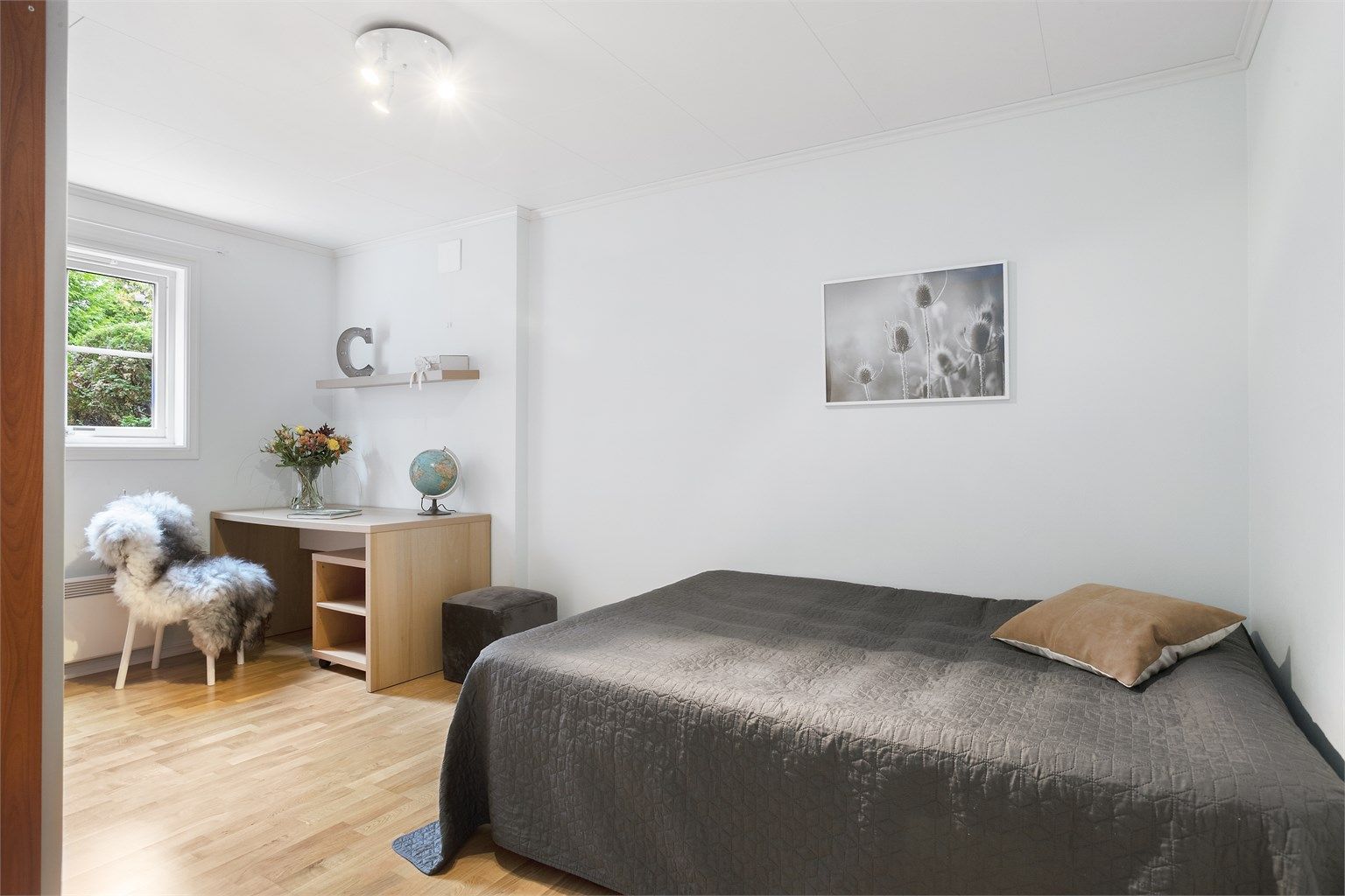 Rom benyttet som soverom i sokkeletasjen med plass til seng, skrivebord og garderobeløsning (ikke godkjent for varig opphold).