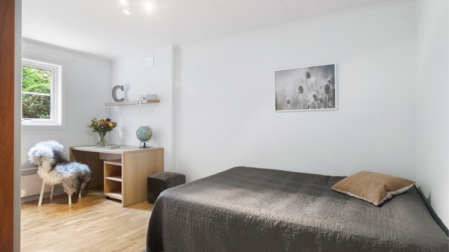 Rom benyttet som soverom i sokkeletasjen med plass til seng, skrivebord og garderobeløsning (ikke godkjent for varig opphold).