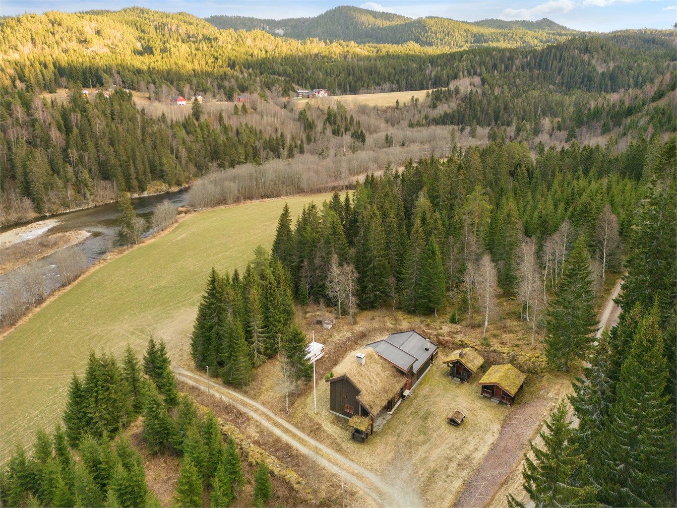 Ypperlig beliggende ca 5 mil nord for Oppdal og 10 mil syd for Trondheim. 