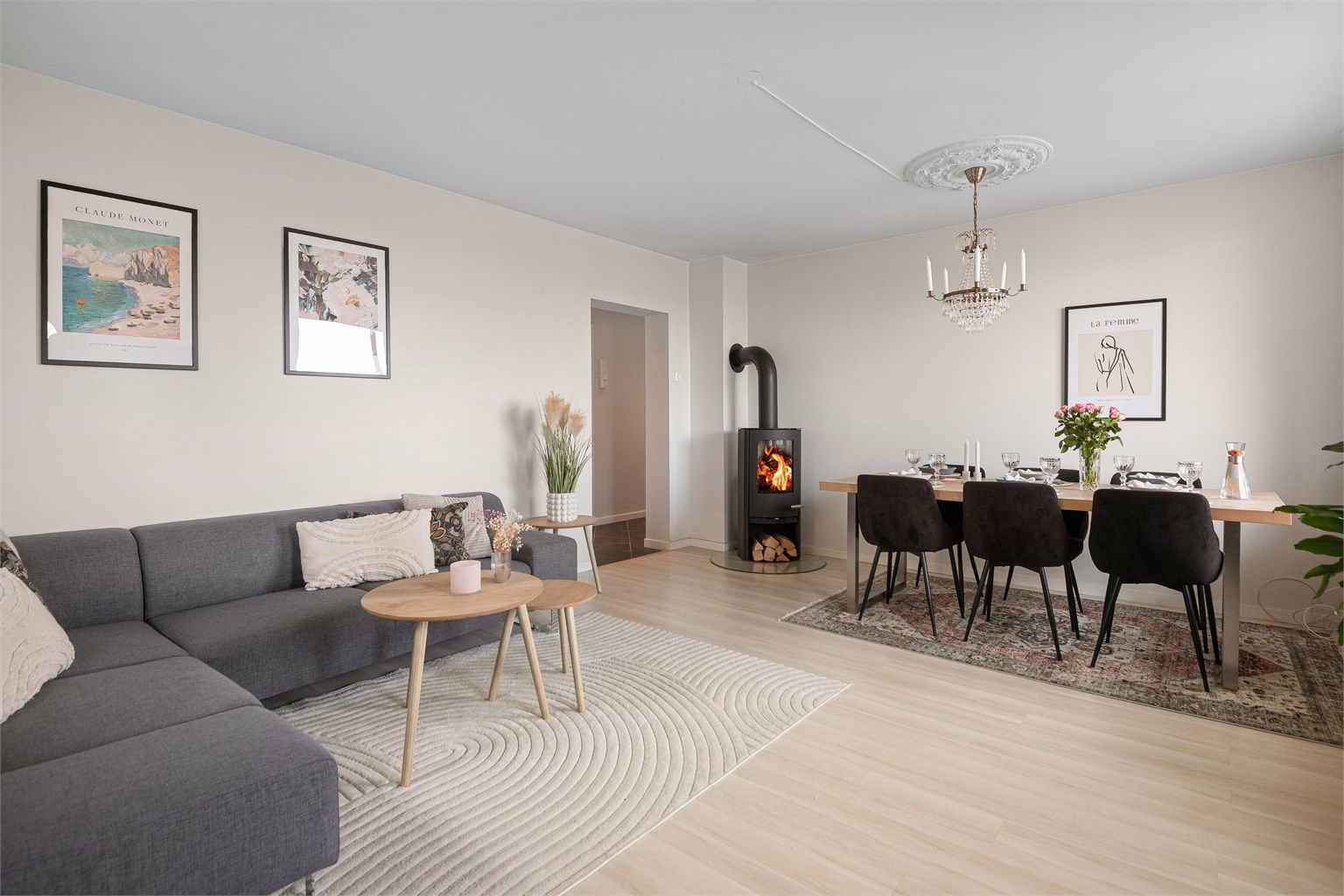 Kombinert stue og spisestue – som er nettopp det: her er det god plass til begge deler. God takhøyde, takrosett, peisovn, store vindusflater og tidsmessig standard skaper et rom med høy trivselsfaktor. 