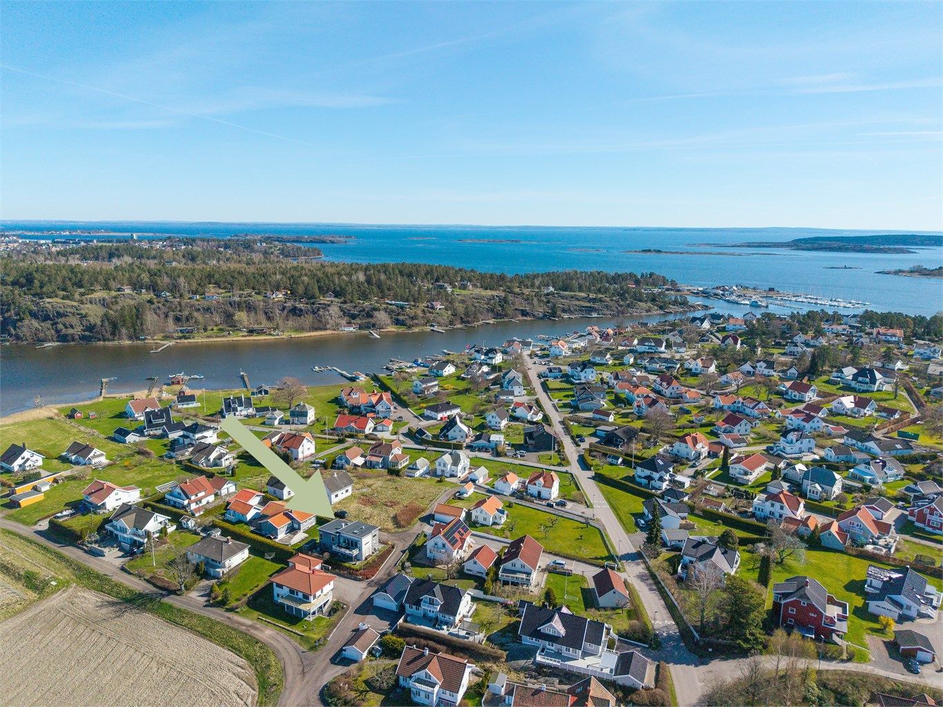 En moderne og lettstelt enebolig fra 2018, med gjennomført høy standard, tidsriktig arkitektur og integrert garasje.