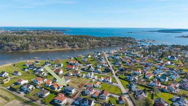 En moderne og lettstelt enebolig fra 2018, med gjennomført høy standard, tidsriktig arkitektur og integrert garasje.
