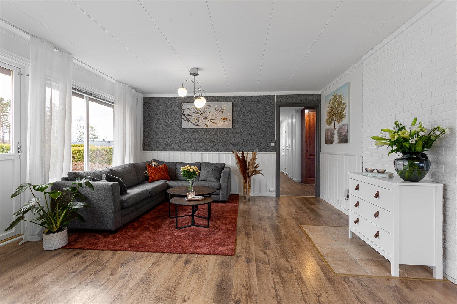 Pipen er rehabilitert med nytt røykerør i metall i 2008, men der er ikke montert ildsted i boligen. Ildsted er fjerne, men følger og kan evt monteres av ny eier.