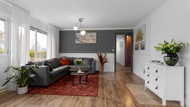 Pipen er rehabilitert med nytt røykerør i metall i 2008, men der er ikke montert ildsted i boligen. Ildsted er fjerne, men følger og kan evt monteres av ny eier.