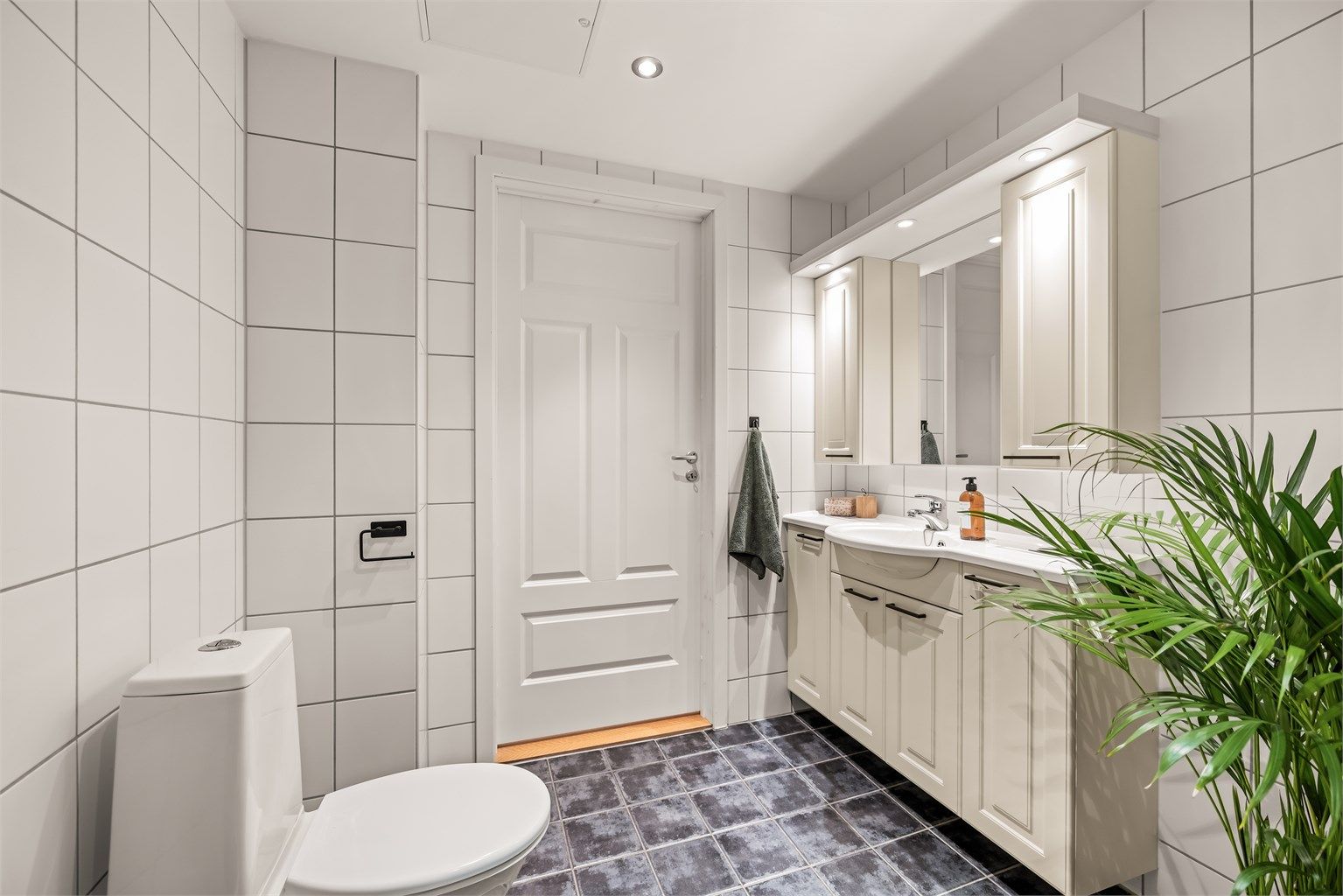 Helfliset bad med behagelig gulvvarme og downlights i himling.