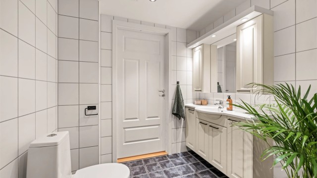 Helfliset bad med behagelig gulvvarme og downlights i himling.