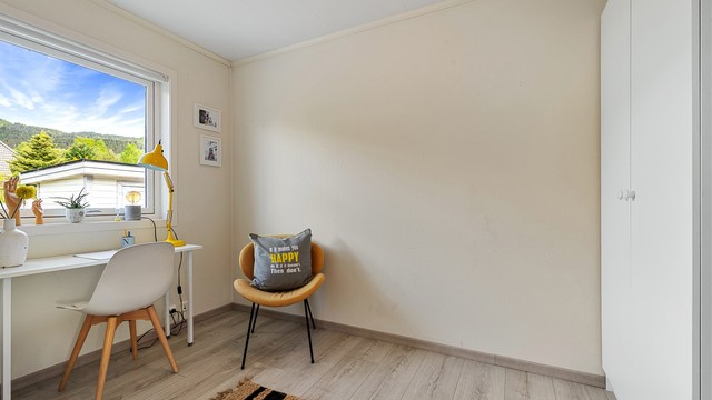 Boligen har totalt tre soverom. Dette ligger praktisk til i hovedetasjen.