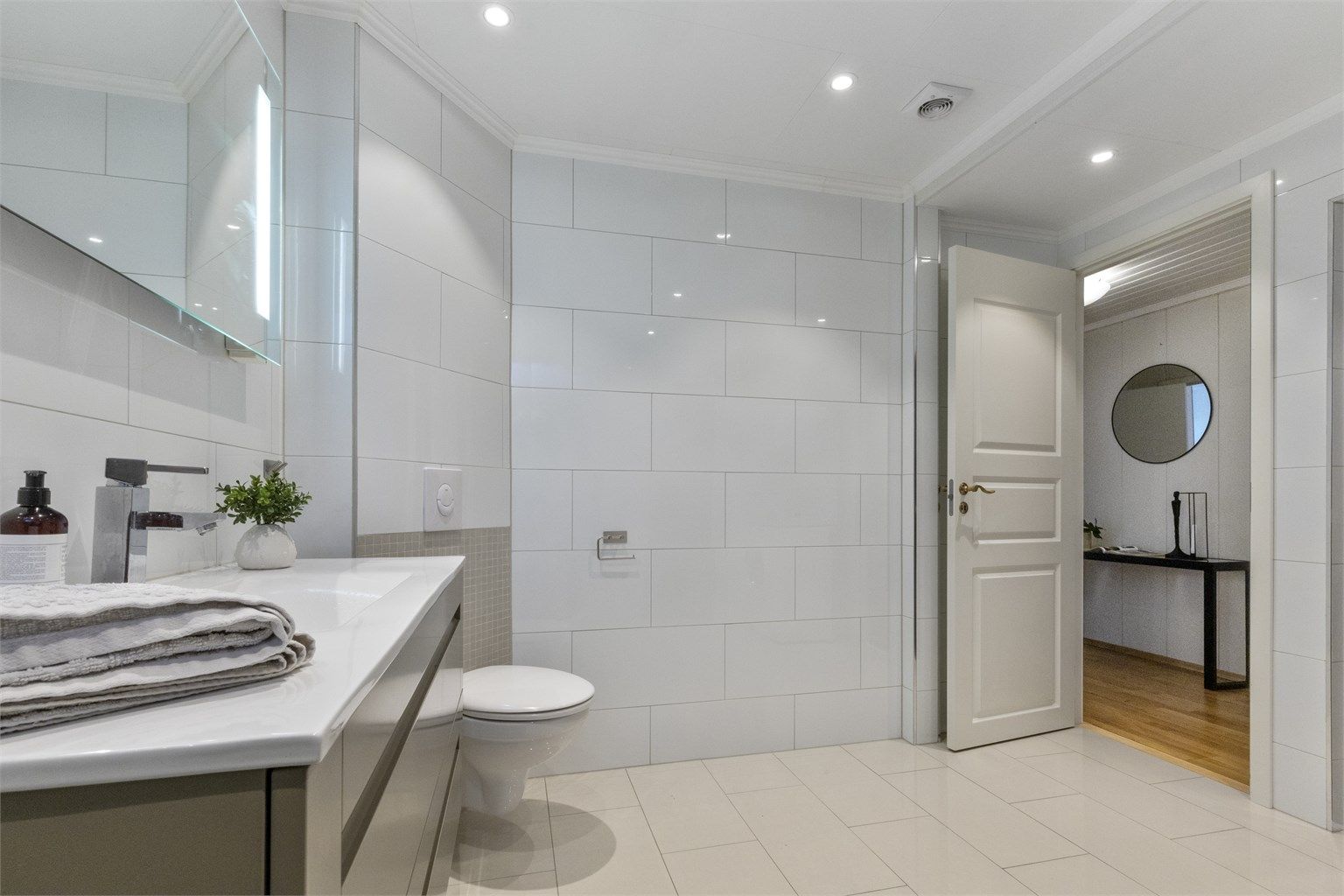 Badet har downlights i tak og gulvvarme.