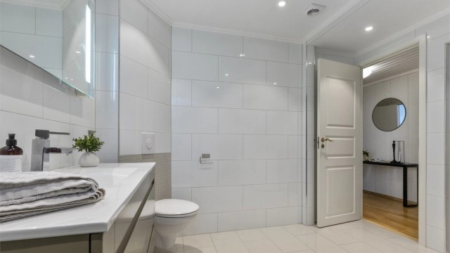 Badet har downlights i tak og gulvvarme.