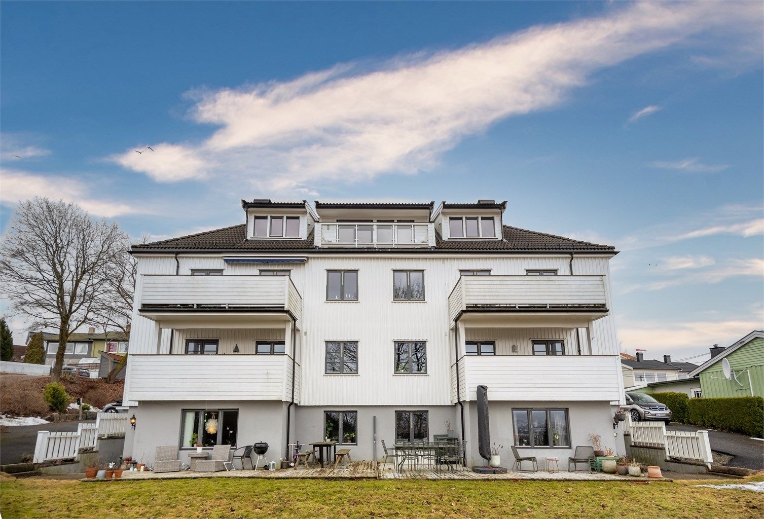 Svært gode lagringsmuligheter med to boder på til sammen 17 m², én i etasjen og én i kjeller.