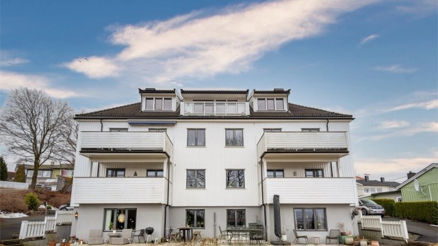 Svært gode lagringsmuligheter med to boder på til sammen 17 m², én i etasjen og én i kjeller.