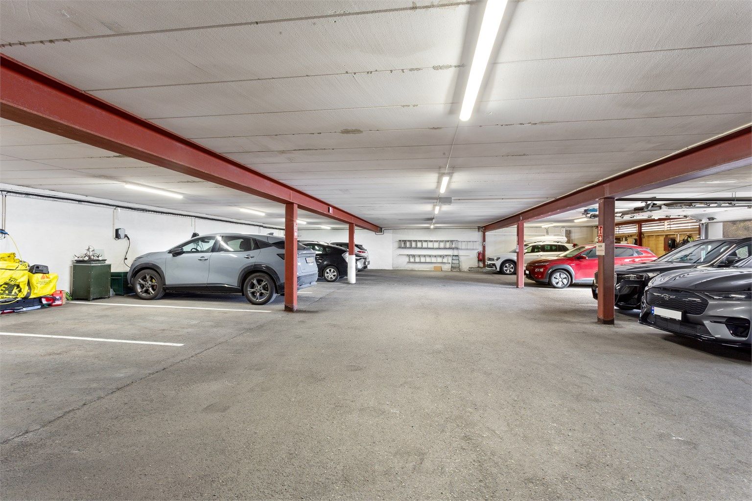 Medfølgende garasjeplass og en disponibel utvendig parkeringsplass. Tilrettelagt for etablering av ladeboks til el-bil.