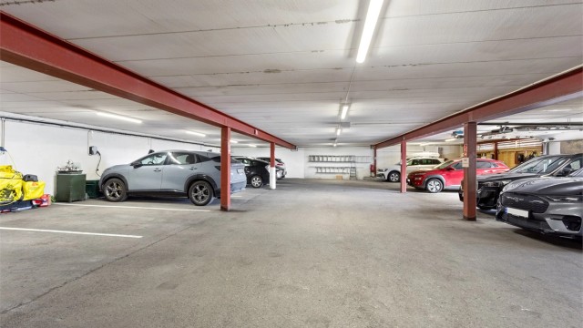 Medfølgende garasjeplass og en disponibel utvendig parkeringsplass. Tilrettelagt for etablering av ladeboks til el-bil.